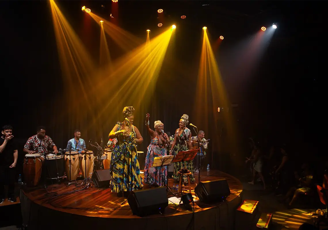 Grupo Razões Africanas em apresentação do espetáculo Caminhos Sonoros do Samba