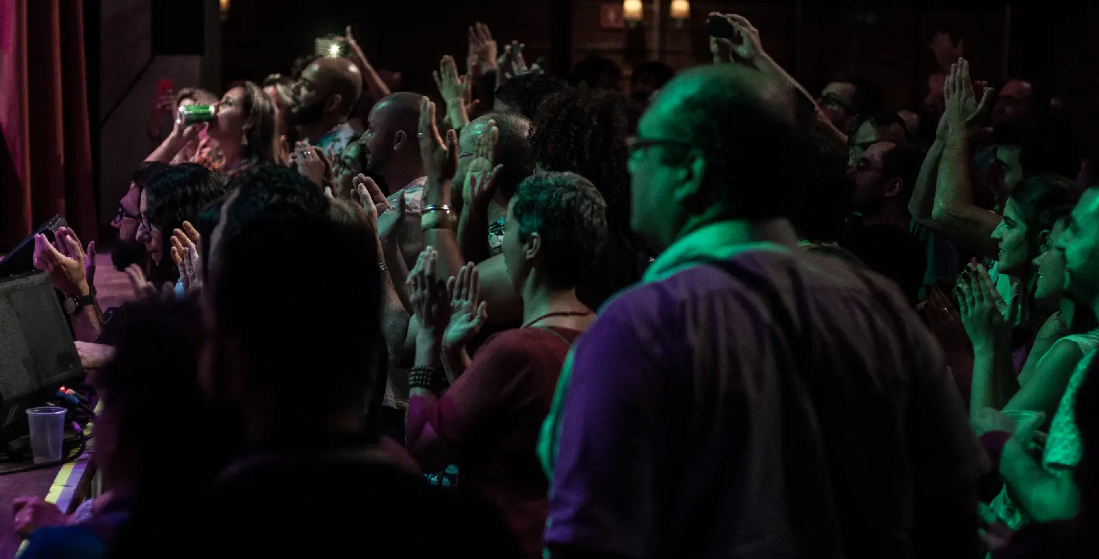 Público acompanhando uma apresentação musical